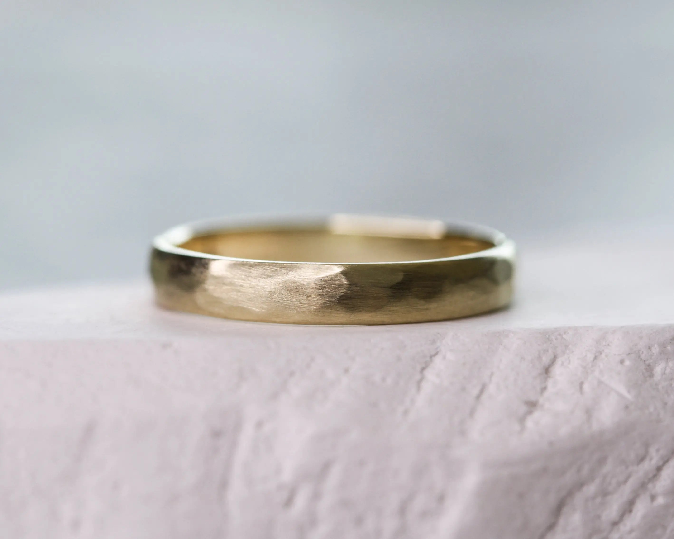 טבעת נישואין מרוקעת Yael Pilo | Handcrafted Creations